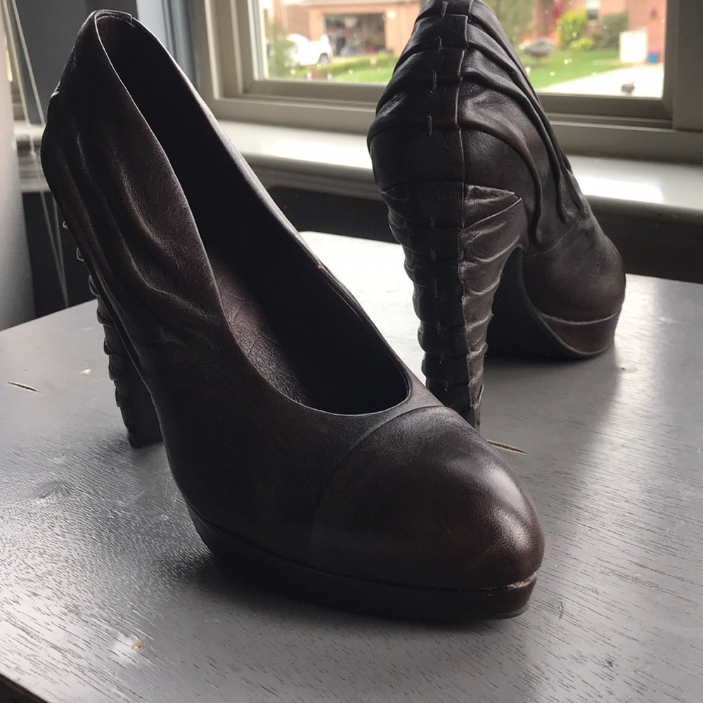 Biviel brown leather pumps
